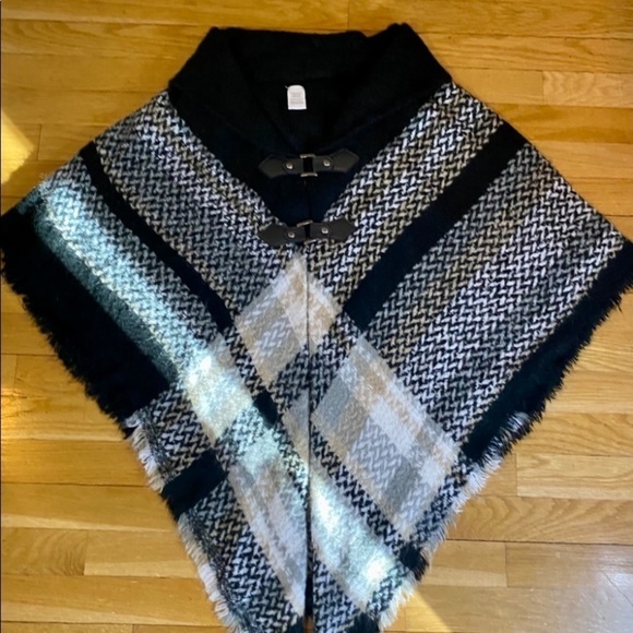 Women’s Black, Grey, White Plaid Poncho with Leather Snap Closures OSFM - Picture 1 of 11